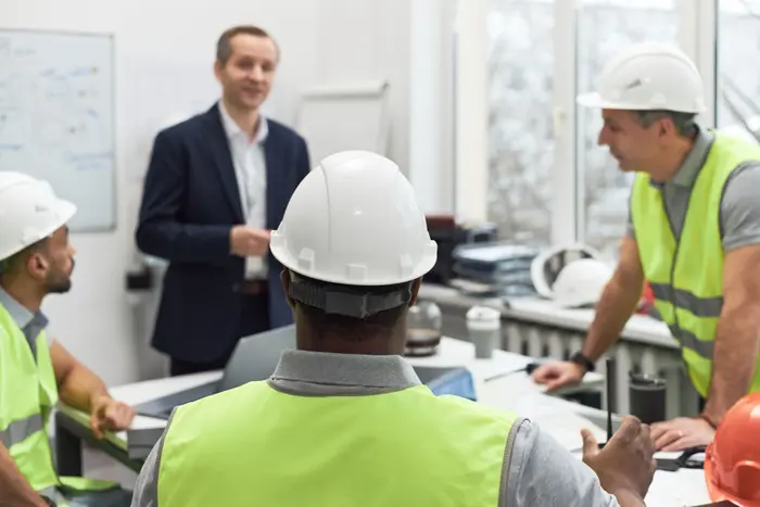 Formateur animant une session de formation sécurité devant des agents en casque