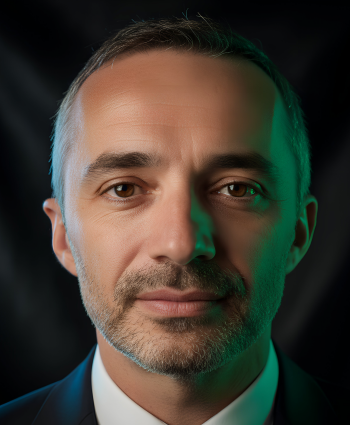 Portrait d&rsquo;un formateur Qualiopi en costume sur fond sombre
