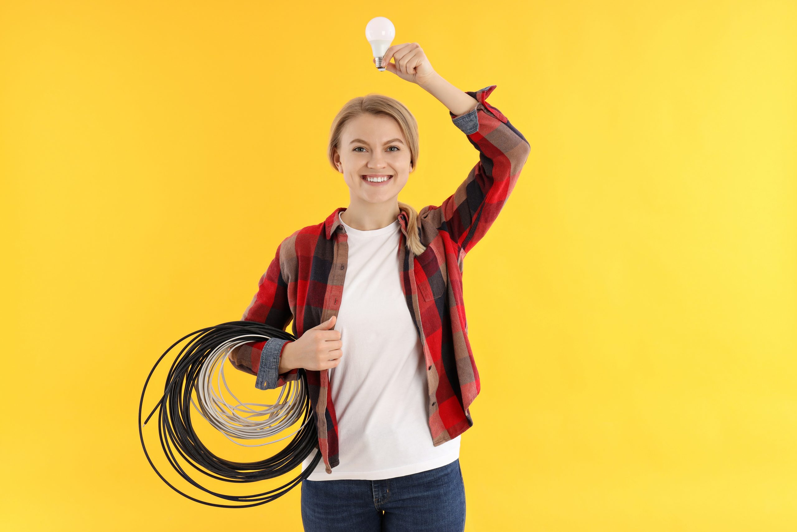 Personne tenant une ampoule et des c&acirc;bles &eacute;lectriques illustrant une formation d&rsquo;habilitation &eacute;lectrique KB0 KH0