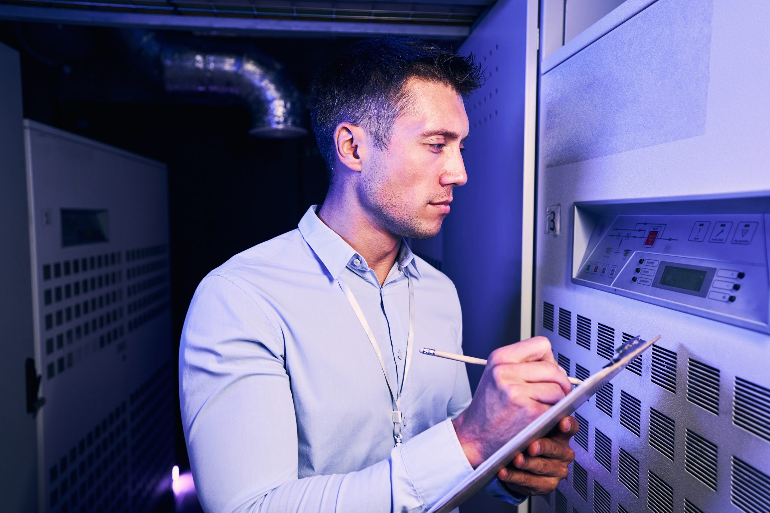 Contr&ocirc;le d&rsquo;installation &eacute;lectrique par un technicien lors d&rsquo;une formation d&rsquo;habilitation &eacute;lectrique KB0 KH0